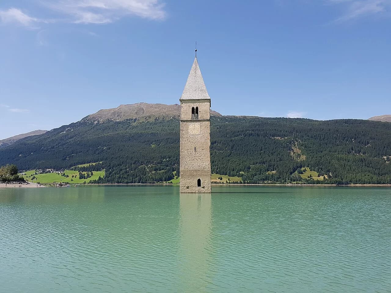 Der Kirchturm von Alt-Graun im Reschensee, frontal fotografiert im Jahr 2017