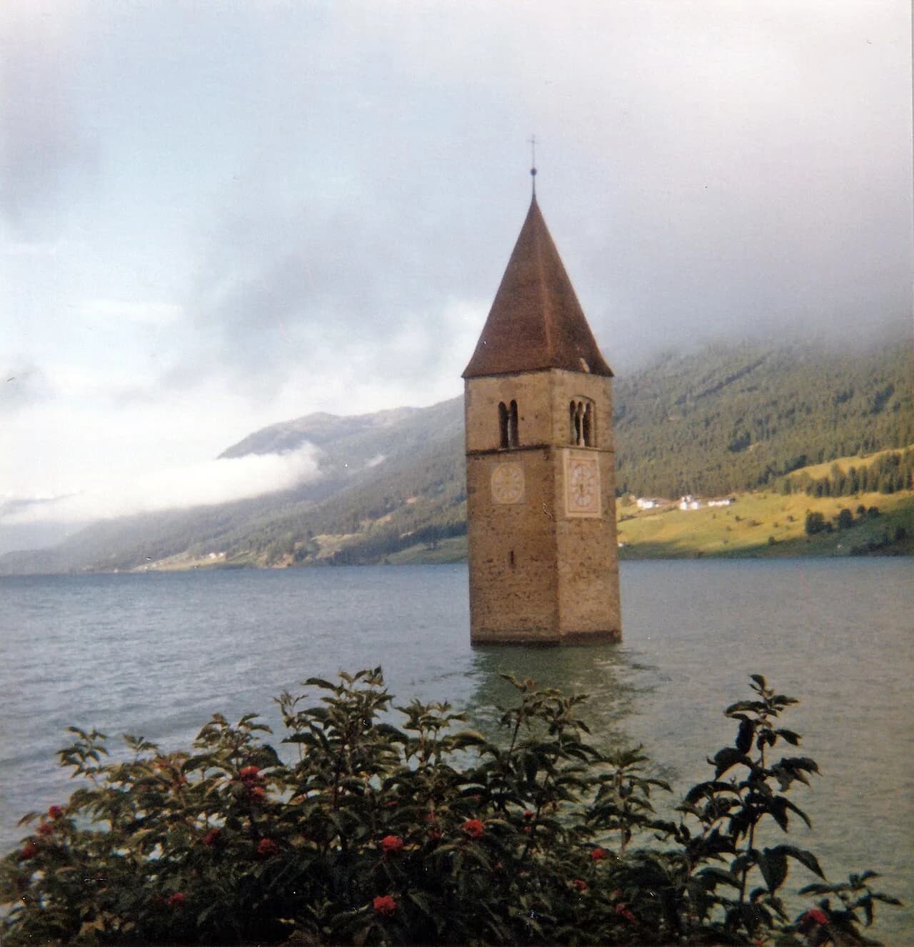 Fotografia d’archivio del campanile nel Lago di Resia, realizzata da Rudolf Knobloch nel 1986