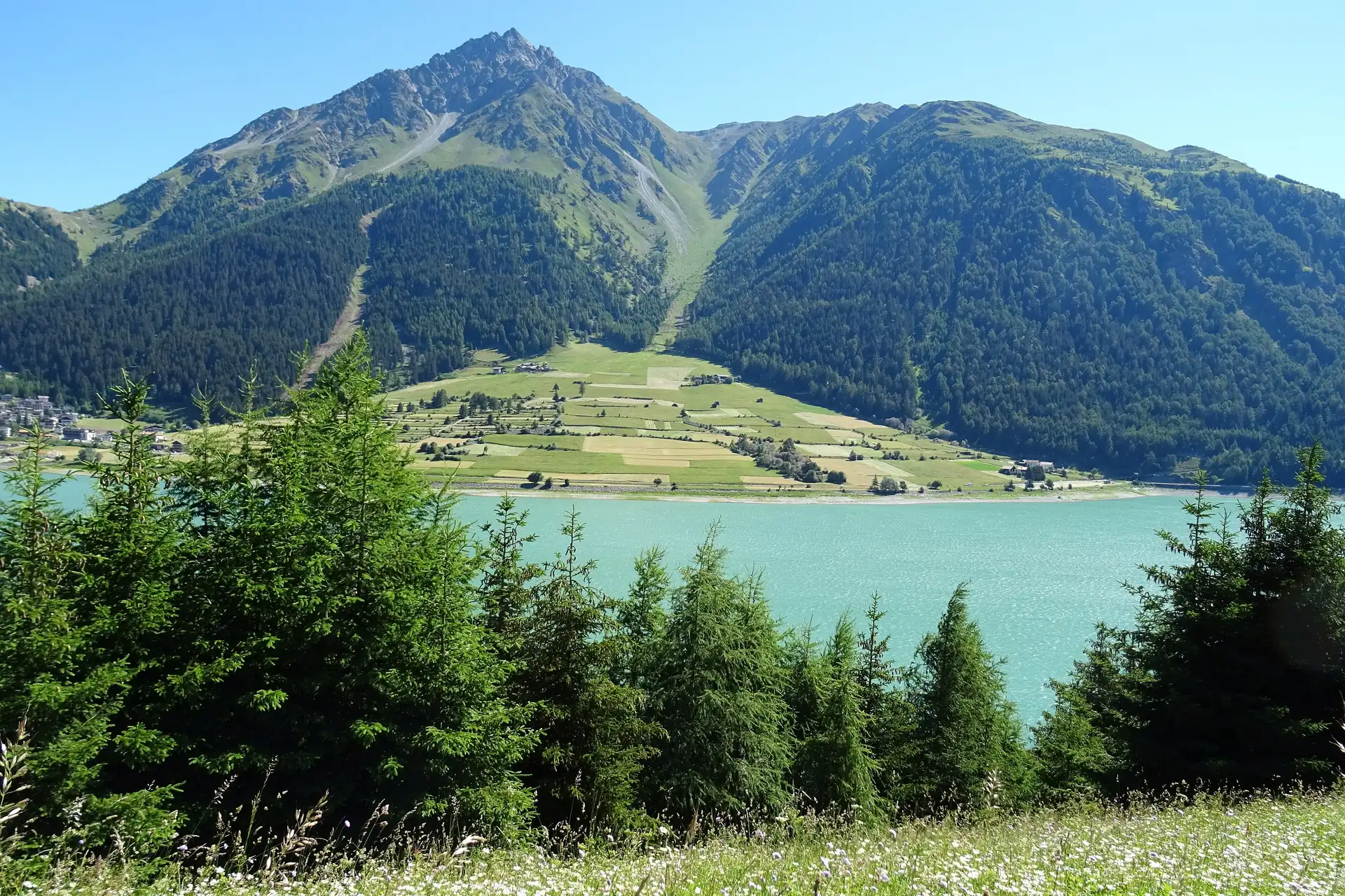 Il Lago di Resia e il versante alpino in una fotografia estiva del 2018