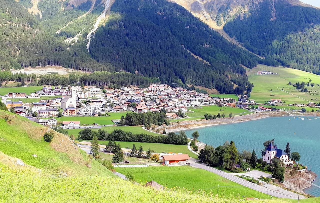 Reschen village and the northern lakeshore in September 2022