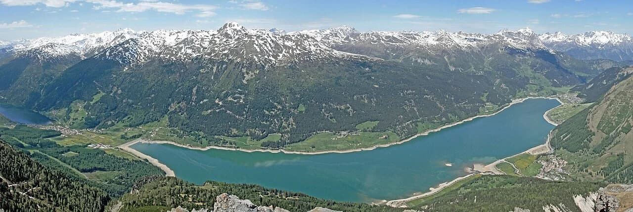 Il Lago di Resia visto dall’Endkopf, con il Lago di San Valentino a sinistra